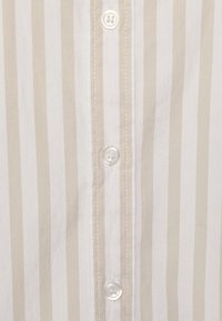 Gestreifte Hemd in hellbeige und weißen Farben, mit einer Knopfleiste und klaren Knöpfen. Glatte Stoffqualität mit einem subtilen Glanz.