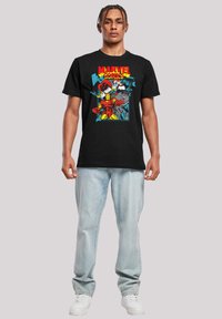 Juoda medvilnės marškinėliai su spalvinga Marvel Comics grafika, vaizduojančia personažus raudonos, mėlynos ir pilkos spalvų, su trumpomis rankovėmis ir apvaliu iškirpimu.