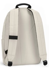 Világosszürke hátizsák párnázott pántokkal, téglalap alakú és egyszerű dizájnnal. Fekete akcentusok és varrás a szélek mentén.