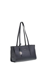 Borsa a mano nera rettangolare in pelle con due manici lunghi e un ciondolo rotondo con logo argentato e nero appeso sul davanti.