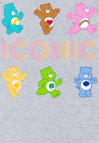 Gráfico que presenta seis osos de dibujos animados coloridos sobre un fondo gris; osos en tonos de azul, rosa, verde, naranja y marrón, cada uno con símbolos únicos en el estómago. El texto "ICÓNICO" aparece arriba en colores arcoíris pastel.