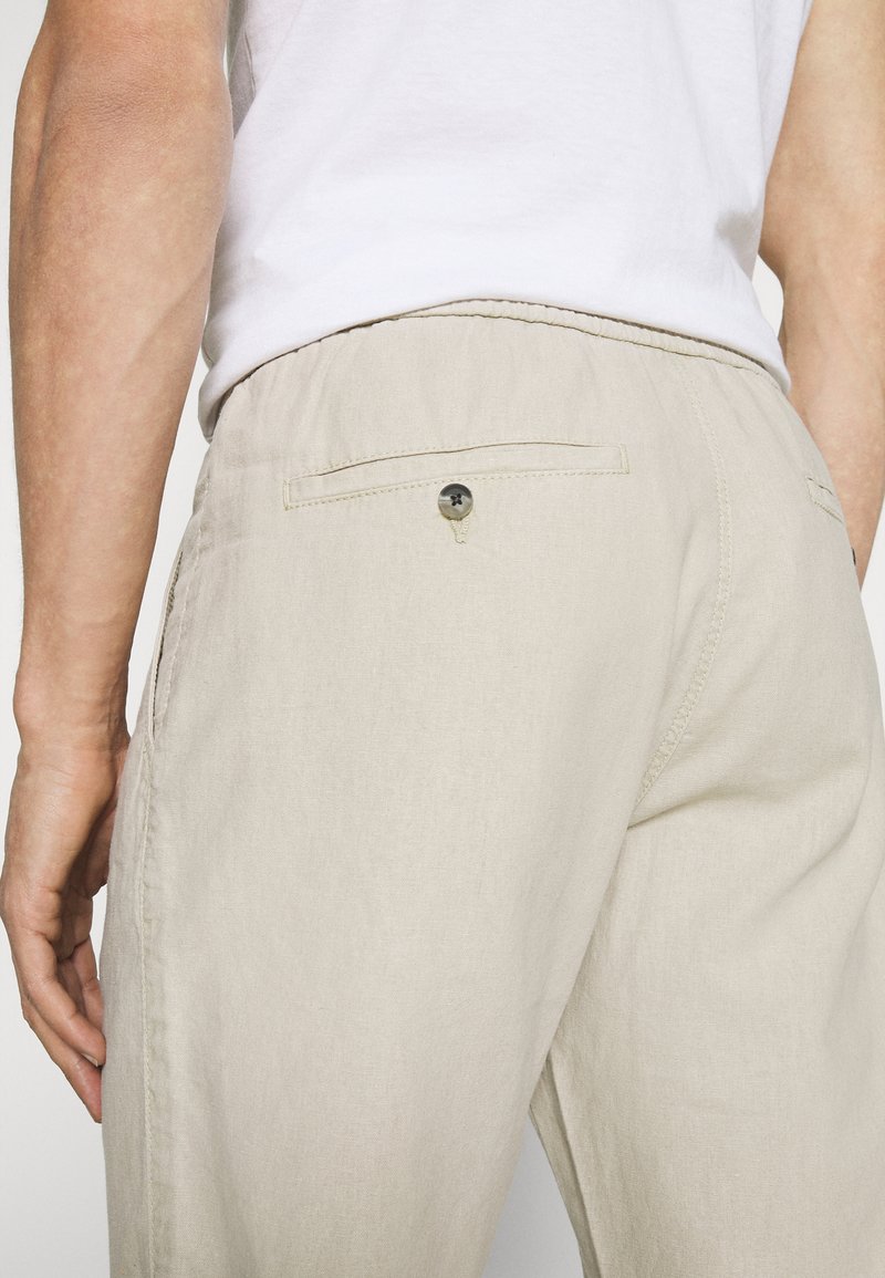 Herren Chinos | Lindbergh ELASTIC WAIST PANTS Stoffhose off white mix/offwhite - DU64870 Herren Chinos | Lindbergh ELASTIC WAIST PANTS Stoffhose off white mix/offwhite - DU64870