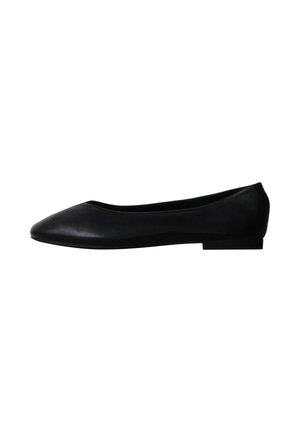 Chaussure de ballet plate noire avec bout pointu arrondi et talon bas, design simple en cuir lisse.