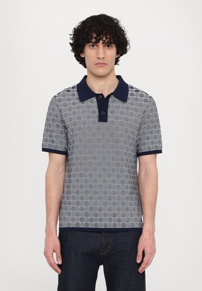 Tricou polo gri cu un model texturat, cu guler și manșete bleumarin, mâneci scurte și o deschidere cu două butoane.