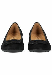 Bailarinas de ante negro con un lazo texturizado, punta redonda, bordes elásticos y suela de goma para flexibilidad y comodidad.