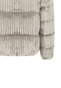 Jasnoszara pikowana kurtka z korduru z pionowym prążkowaniem, tłoczoną powierzchnią i okrągłym kołnierzem. Posiada srebrny akcent logo na rękawie.