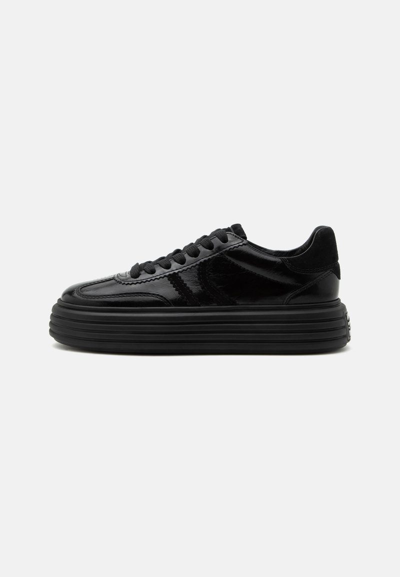 Μαύρο γυαλιστερό platform sneaker με χοντρή αυλακωτή σόλα, δέσιμο με κορδόνια μπροστά και ορατή ραφή από πλευρική όψη.