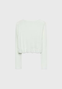 Weißer, langärmeliger, kurzer Pullover mit geripptem Textur und kurzem Volantabschluss am unteren Saum, von hinten auf einem schlichten Hintergrund gezeigt.