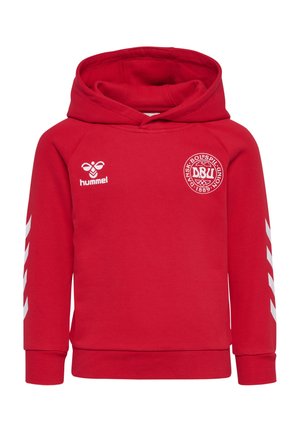 Rode kinderhoodie met wit Hummel-logo, embleem van de Deense voetbalbond op de borst en witte chevronstrepen op de mouwen.