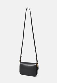 Mala transversal de couro preto com uma textura suave, forma retangular e alça ajustável. Apresenta detalhes em metal dourado.