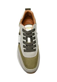 Schnürsneaker mit einem strukturierten olivgrünen und grauen Obermaterial, braunem Lederfutter und Gummisohle. Verfügt über runde Schnürsenkel und ein Logo an der Zunge.