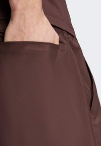 adidas Sportswear AEROREADY ESSENTIALS CHELSEA SMALL - Träningsshorts - shadow brown
