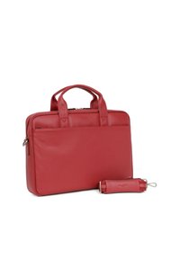Czerwona skórzana torba na laptopa z podwójnymi uchwytami, eleganckim designem, zamknięciem na zamek błyskawiczny oraz odpinanym paskiem. Zawiera małą pasującą kieszonkę.