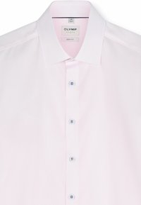 Chemise cintrée rose clair avec un col classique et un motif à fines rayures verticales, avec quatre boutons visibles à l'avant.