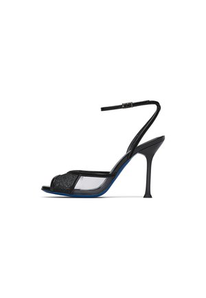 Sandalo nero con tacco alto, sottile cinturino alla caviglia, punta aperta, pannelli laterali trasparenti e tacco a spillo elegante, mostrato di profilo.