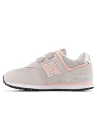 Baskets en daim gris clair avec des accents roses, détails en mesh et semelle en caoutchouc noir. Elles possèdent des bandes velcro et un logo bien visible.