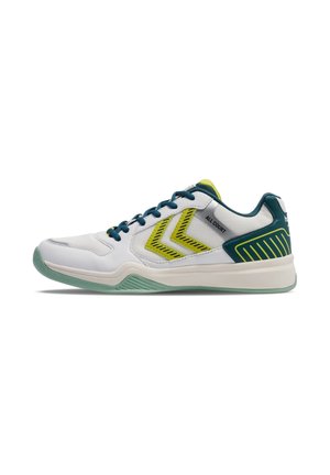 Chaussure de sport basse blanche et verte avec des lacets bleus, des accents en chevron jaunes et le texte "ALL COURT" sur le côté.