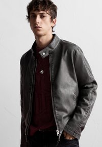 PULL&BEAR EFFECT Kunstlederjacke grey/grau