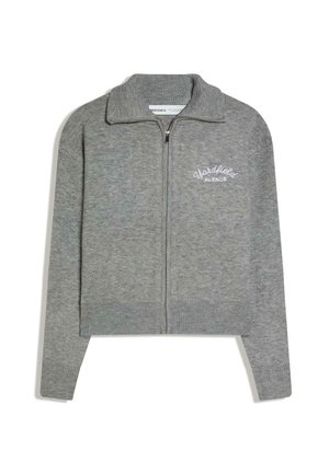 Maglione grigio in maglia con zip, collo, polsini e orlo a coste, con ricamo bianco "Wardfield Avenue" sul petto a sinistra.
