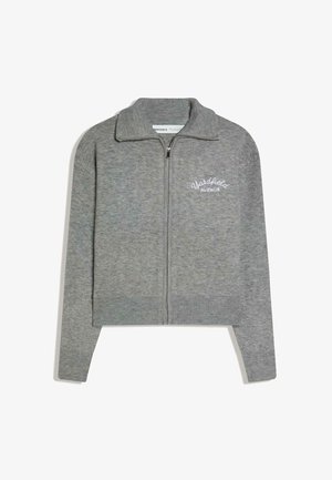 Sivi pleteni pulover z zadrgo, z rebrastim ovratnikom, manšetami in spodnjim robom, na levi strani prsi z belo vezenino "Wardfield Avenue".