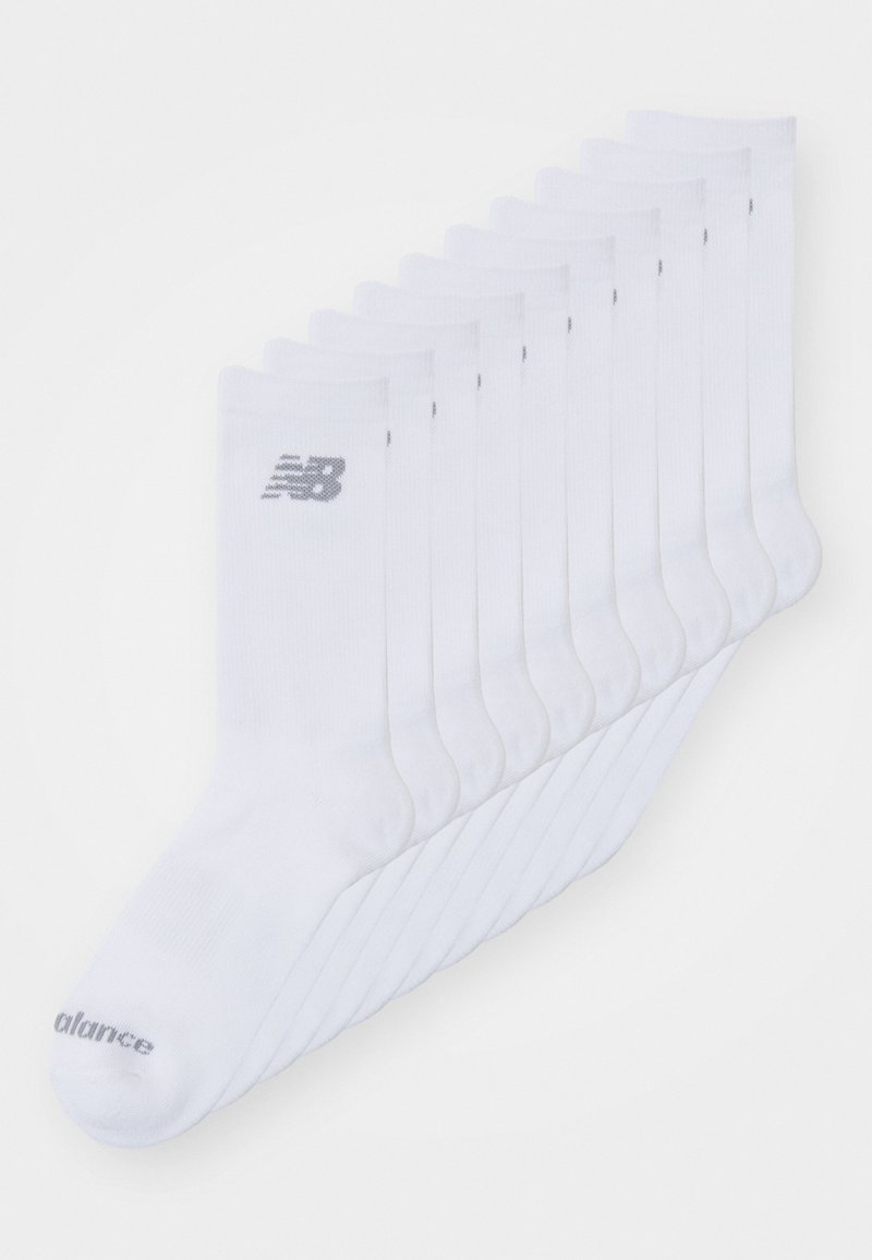 Paquete de calcetines de algodón blanco con un logo gris y diseño acanalado, con una textura suave y puntera reforzada para mayor durabilidad.