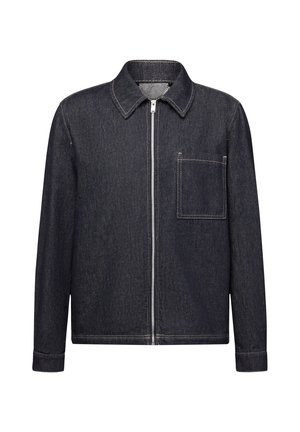 Mørkeblå denimjakke med glidelås foran, lange ermer, krage og en firkantet brystlomme på venstre side.