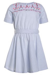 Vaaleansininen lyhythihainen mekko, jossa on koottu vy ötärö ja joka sisältää ruusukkeita pinkkejä ja purppuran värisiä kukka-aiheisia brodeerauksia vartalon osassa. Yksinkertainen, A-linjainen muoto.