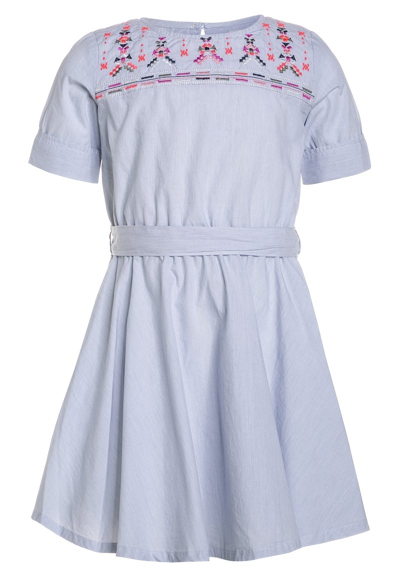 Vaaleansininen lyhythihainen mekko, jossa on koottu vyötärö ja joka sisältää ruusukkeita pinkkejä ja purppuran värisiä kukka-aiheisia brodeerauksia vartalon osassa. Yksinkertainen, A-linjainen muoto.