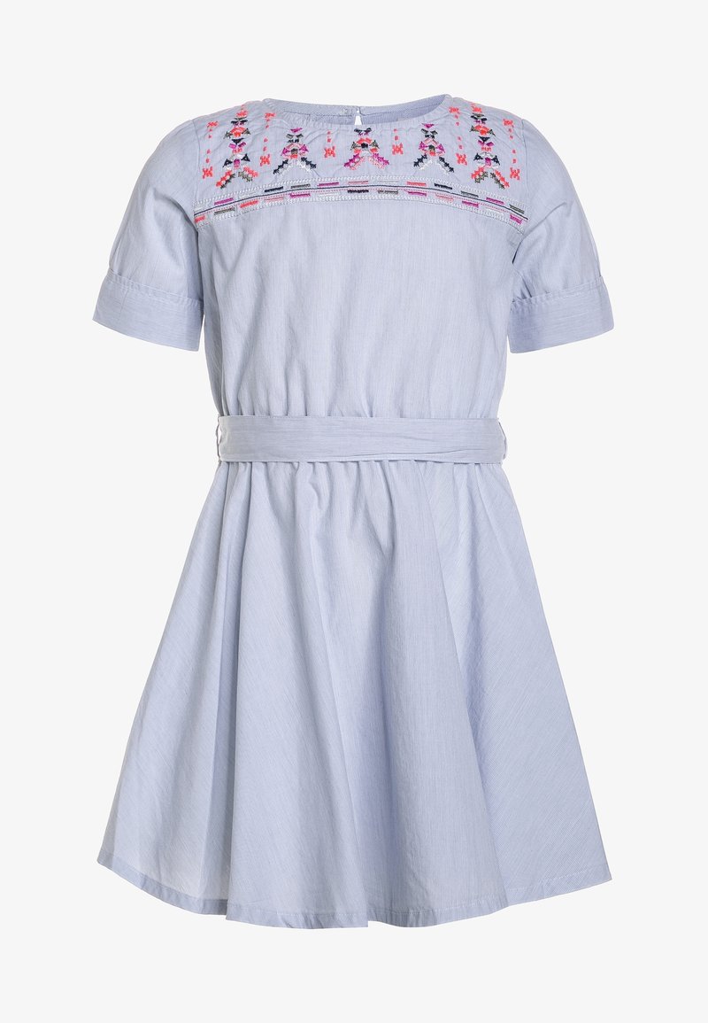 Světle modré šaty s krátkým rukávem a přestřiženým pasem, s vyšívanými květinovými vzory v růžové a fialové barvě na živůtku. Jednoduchý, A-liniový tvar.