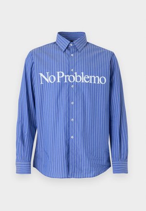Blå skjorte med lange ærmer med tynde hvide lodrette striber og stor hvid tekst "No Problemo" på brystet.