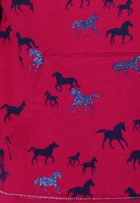 Salt and Pepper AOP GLITTER HORSE - Hoodie - very berry