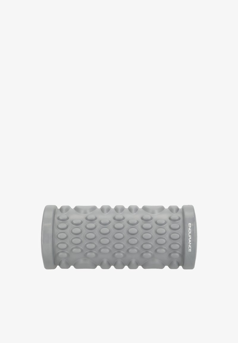 Grijze schuimroller met een gestructureerd oppervlak dat is voorzien van verhogingen in de vorm van stippen, cilindervormig, en eindkappen gemarkeerd met "ENDURANCE."