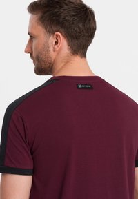 Ombre WITH CONTRASTING - Jednoduché tričko - burgundy