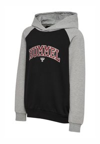 Sort hoodie med grå raglanærmer, prydet med "HUMMEL" i fede maroon bogstaver over brystet, blød tekstur og ribbede manchetter.