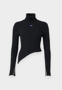 Maglione a collo alto nero a coste con orlo asimmetrico e fessure laterali. Presenta un piccolo logo blu sul petto. Realizzato in materiale morbido.
