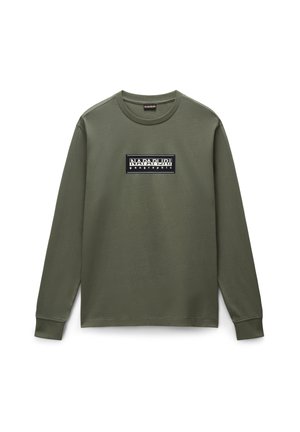 Olivově zelená košile s dlouhým rukávem z bavlněného směsového materiálu s kulatým výstřihem. Na přední straně se nachází obdélníková nášivka s logem v černé a bílé barvě.