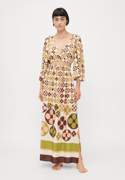 Maxi-jurk met een V-hals en opgeblazen mouwen; bevat een bloemenpatroon in groen, roze en bruin op een crèmekleurige achtergrond; elastische tailleband.