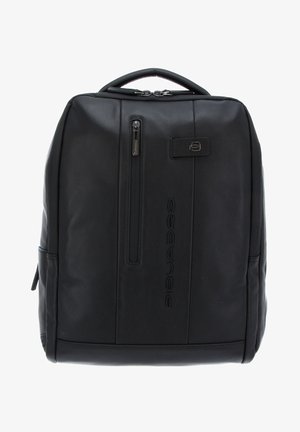 Mochila de cuero negro con un diseño estructurado, que presenta un asa superior, un bolsillo frontal con cremallera y un detalle de logo en relieve. Textura suave.