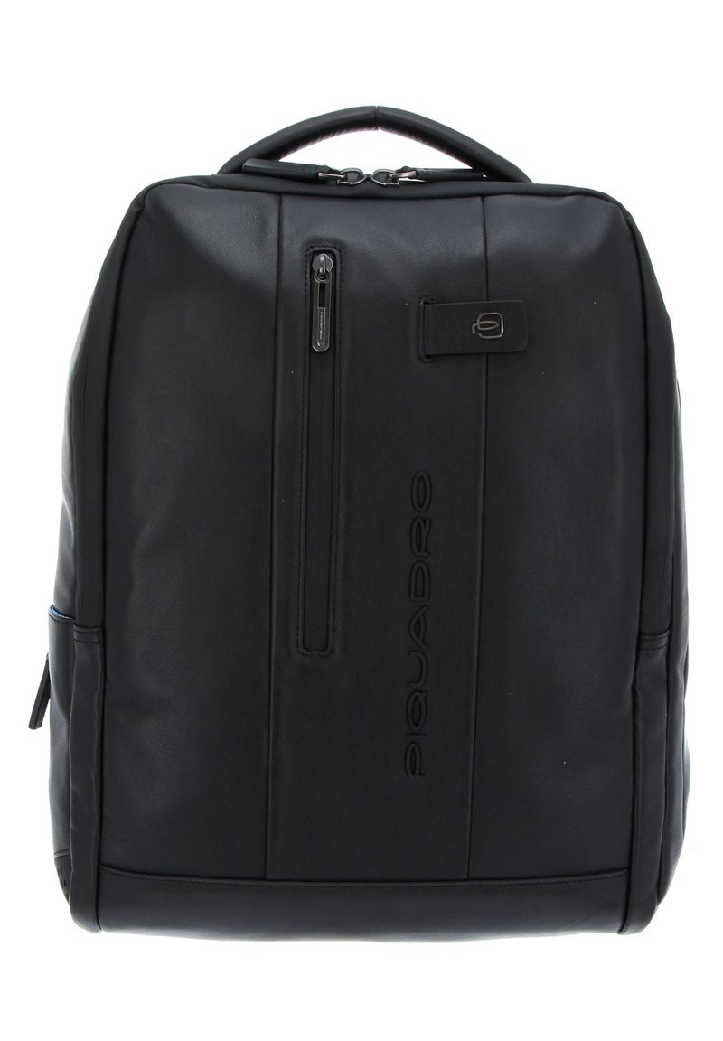Mochila de cuero negro con un diseño estructurado, que presenta un asa superior, un bolsillo frontal con cremallera y un detalle de logo en relieve. Textura suave.