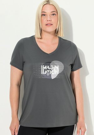 Grijze korte mouw V-hals t-shirt met een centrale witte afbeelding met de tekst "IMAGINATION" en een hartontwerp. Soepele textuur.