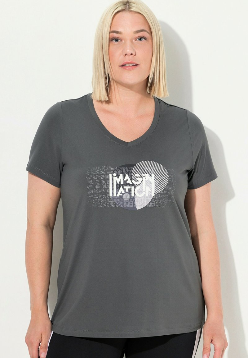 Grå kortærmet V-hals t-shirt med et centralt hvidt grafik, der har teksten "IMAGINATION" og et hjerte-design. Glat tekstur.