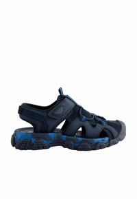 Mörkblå sandaler med mesh-övre, elastiska snören och gummisula. Har öppna sidor och en vadderad fotbädd för komfort.