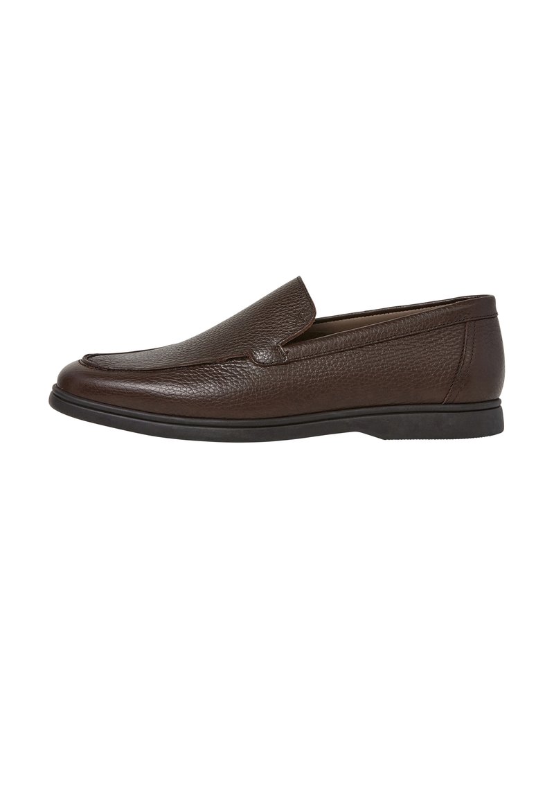 Bruna läderskor i loaferstil med en texturerad yta, smal profil och en låg svart gummisula. Har en stickad detalj på ovansidan.
