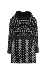 Cappotto lavorato a maglia in bianco e nero con motivi geometrici, colletto in pelliccia sintetica e vestibilità rilassata. Il tessuto testurizzato aumenta l'interesse visivo.