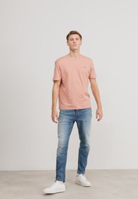 HUGO DERO - Pamata T-krekls - light/pastel red