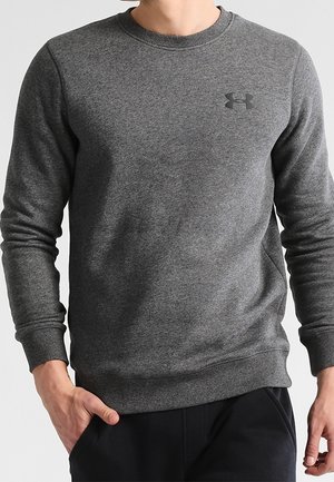 Grå sweatshirt lavet af et blødt stof med rund hals og ribbede manchetter. Har et subtilt sort logo på brystet.