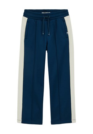 Pantalones azul marino con paneles laterales en color blanco roto, cintura elástica con cordón, bolsillos delanteros y etiqueta "Bad Boys" en la cintura y el lateral.