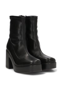 Botas de tobillo de cuero negro con textura lisa, punta cuadrada y tacón bloque alto. Cuentan con un cierre de cremallera en la parte delantera para facilitar su uso.