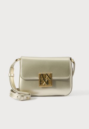 Mala metalik zlatna torba na rame s podesivim remenom i kvadratnom zlatnom kopčom s logotipom Armani Exchange.