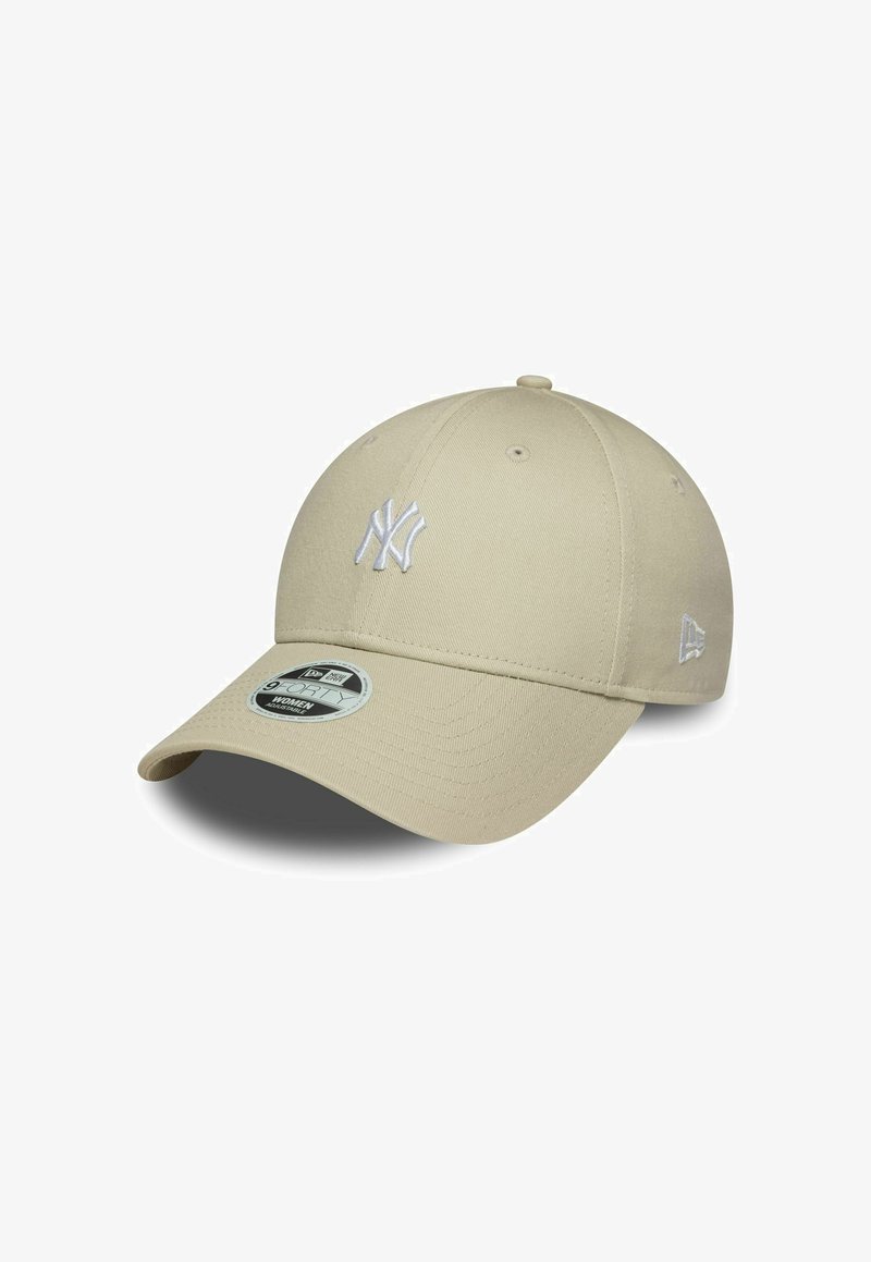 Khakifarbene Baseballcap mit runder Krone, gesticktem weißen Logo der New York Yankees und einem gebogenen Schirm. Mit einem Aufkleber auf dem Schirm.